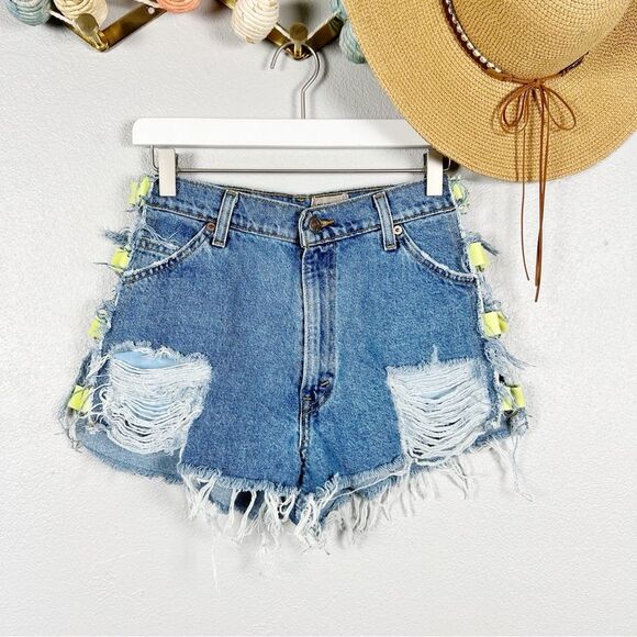 LF Furst Of A Kind Levi's High Rise Distressed Cut-Off Denim Shorts Size 25 - Picture 1 of 7